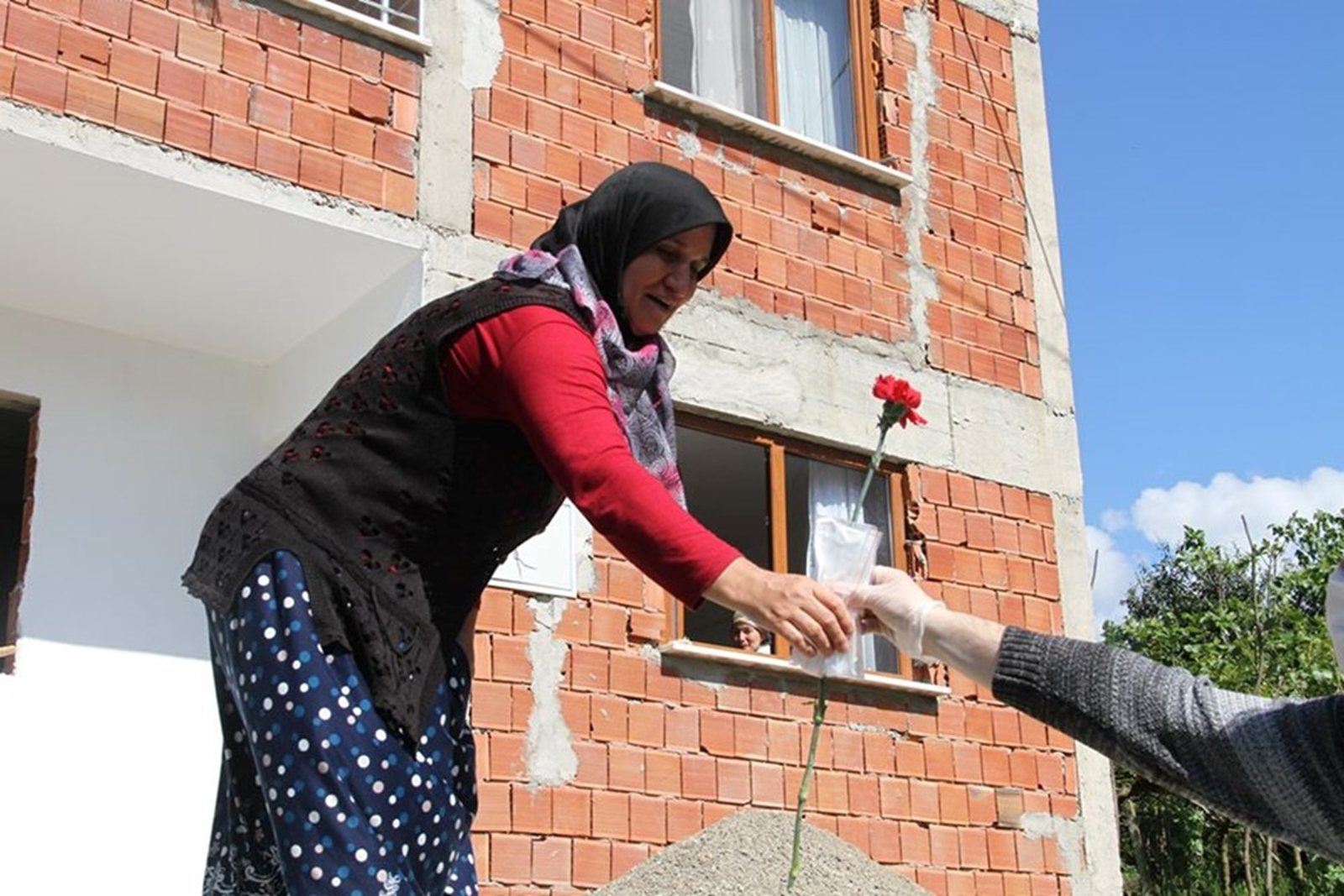 İLÇEMİZDE ANNELER GÜNÜ DOLAYISIYLA ANNELERE KARANFİL DAĞITILDI